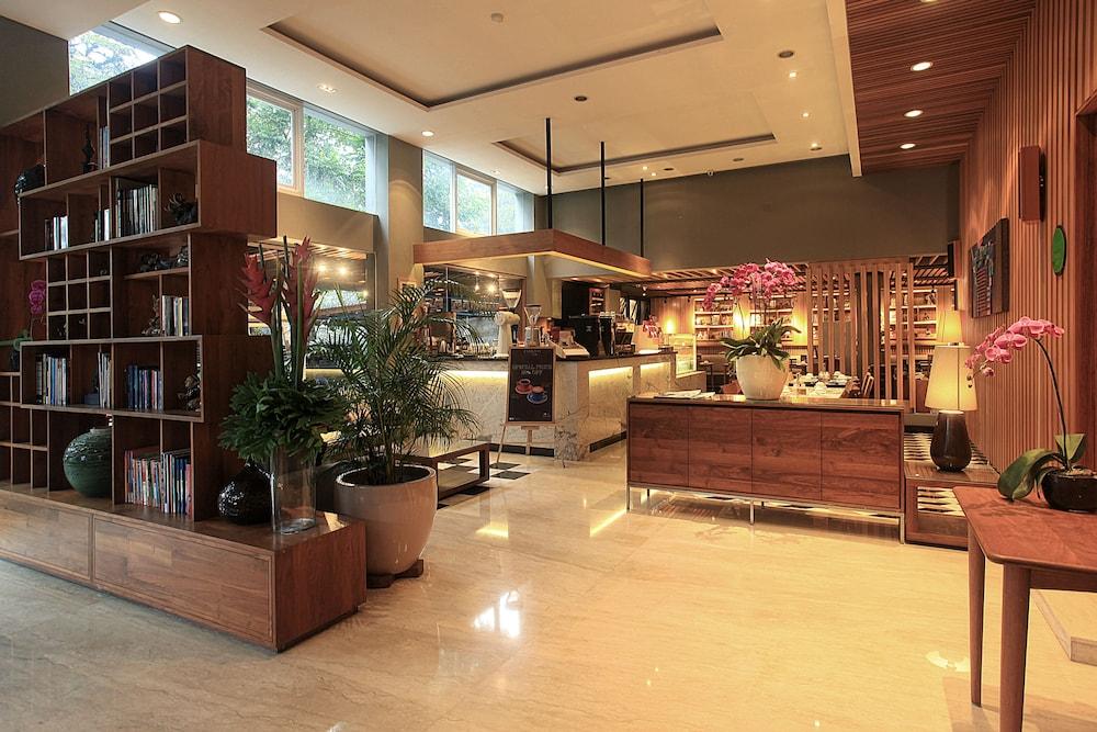 Ivory Hotel Bandung Exterior photo