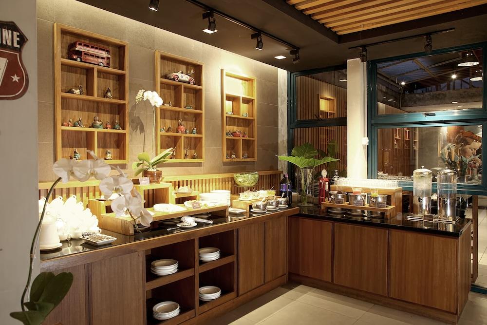 Ivory Hotel Bandung Exterior photo